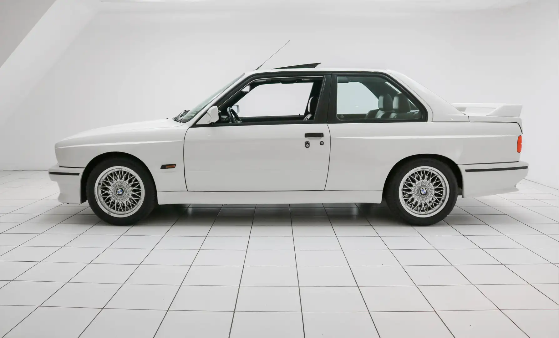 BMW M3 E30 * Great condition * AlpinWeiss II * Sunroof * Weiß - 2