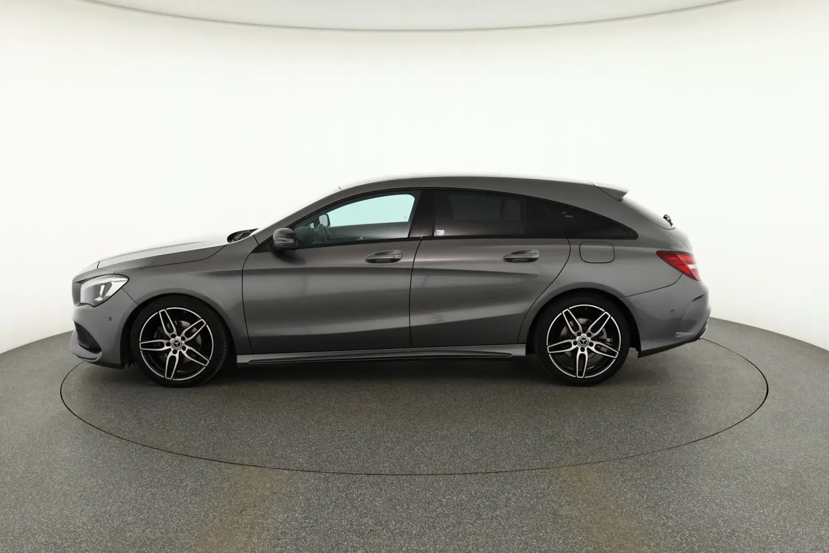 Mercedes-Benz CLA 200 Shooting Brake AMG Line LED Kamera Navi Noir - 2