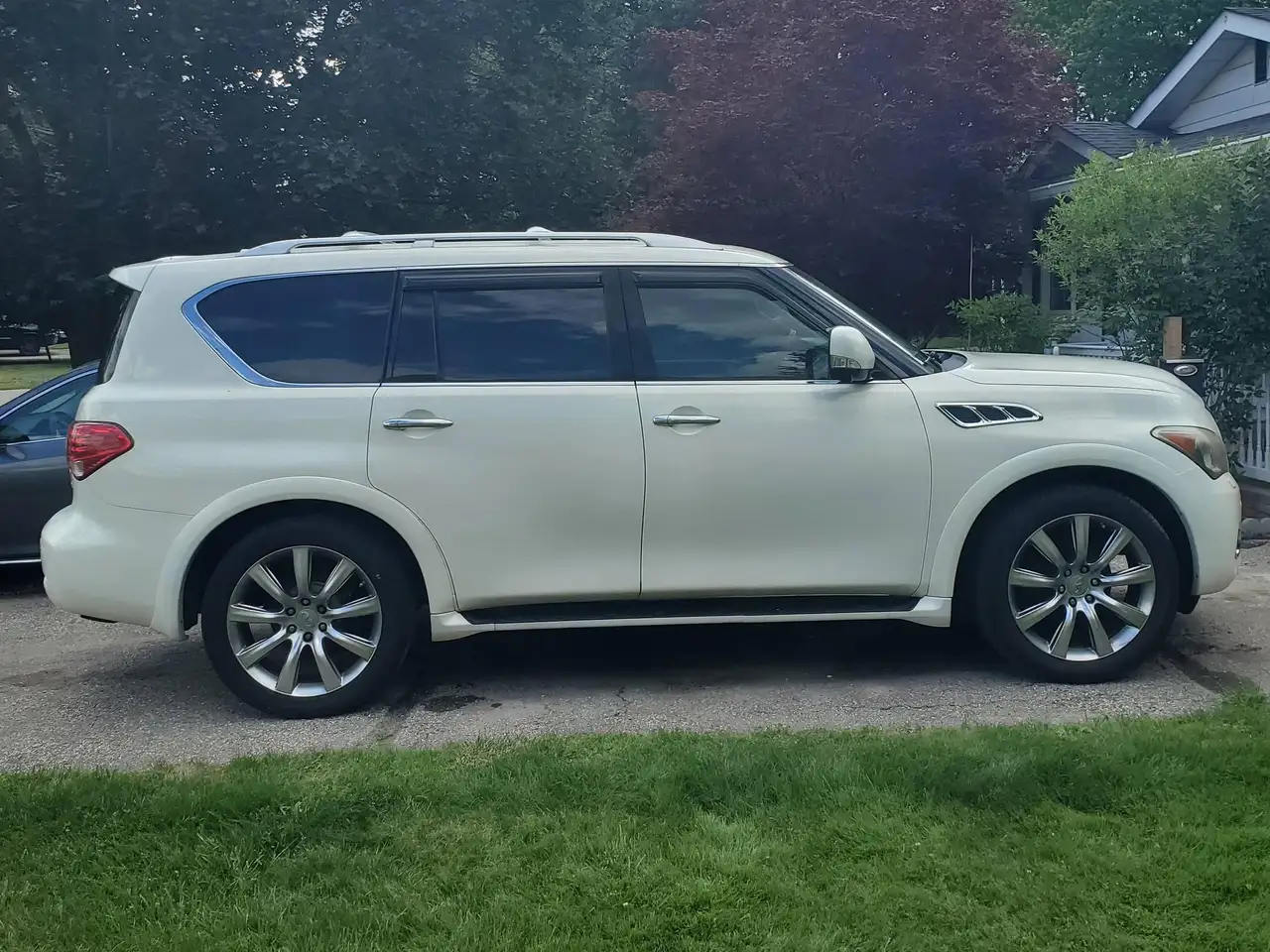 Infiniti QX56 photo Infiniti QX56