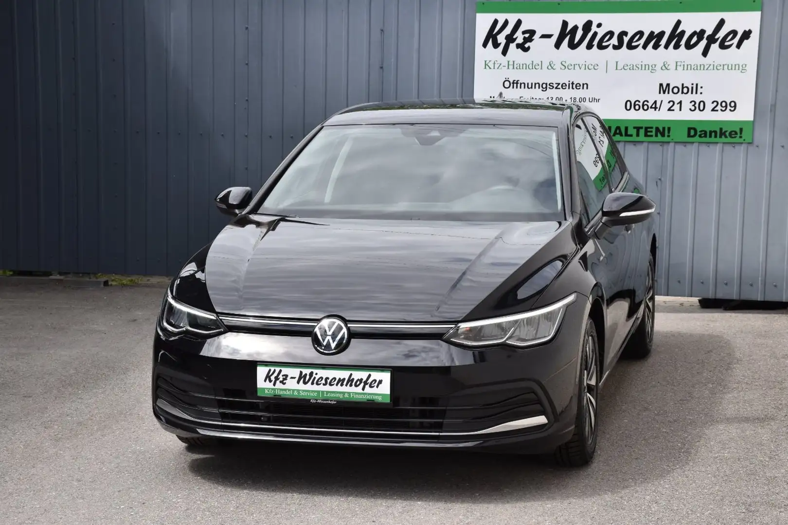 Volkswagen Golf VIII 1.5 TSI Life OPF / Sitzheizung / Reifen Neu / Schwarz - 2