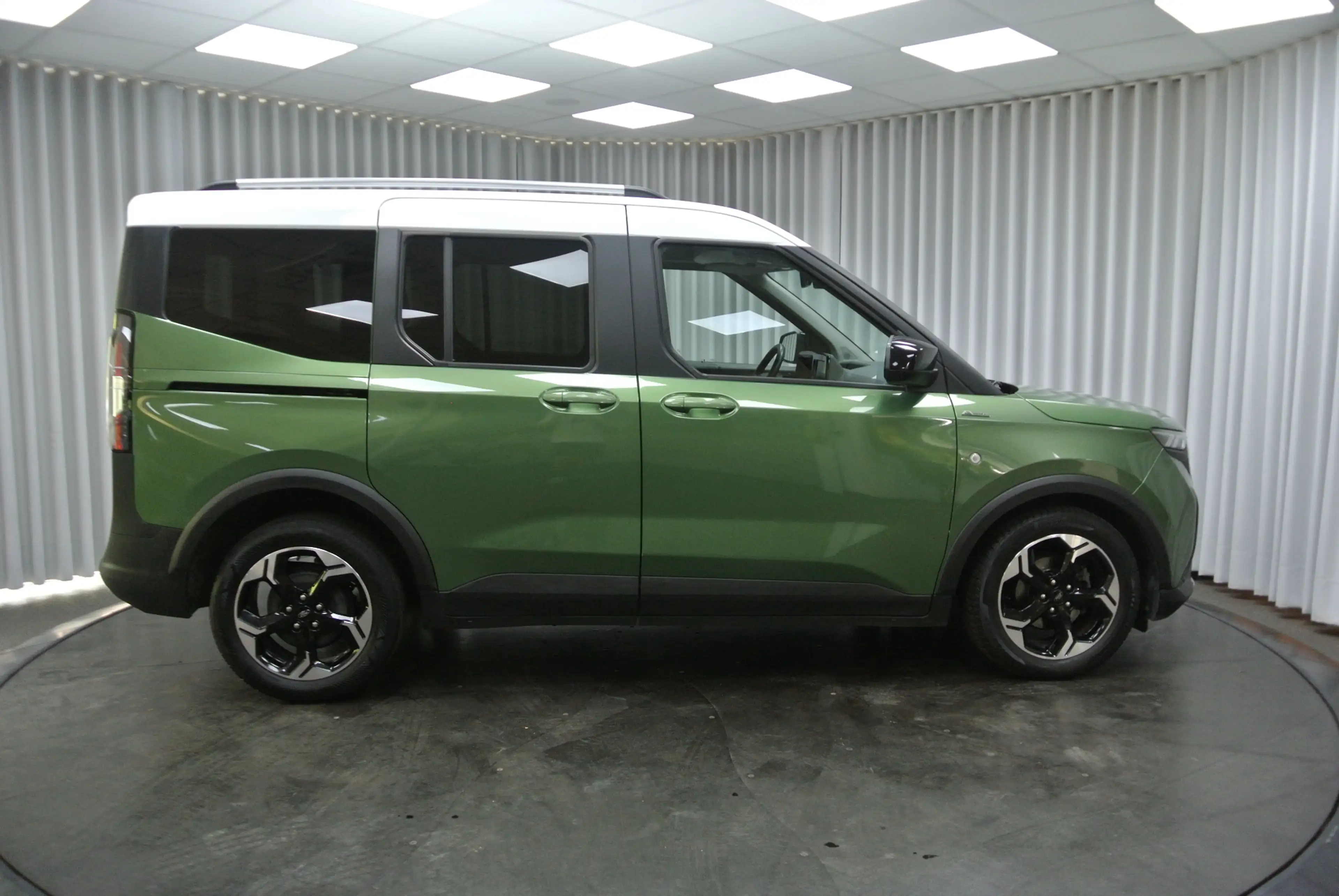 Ford Tourneo Courier — photo 10