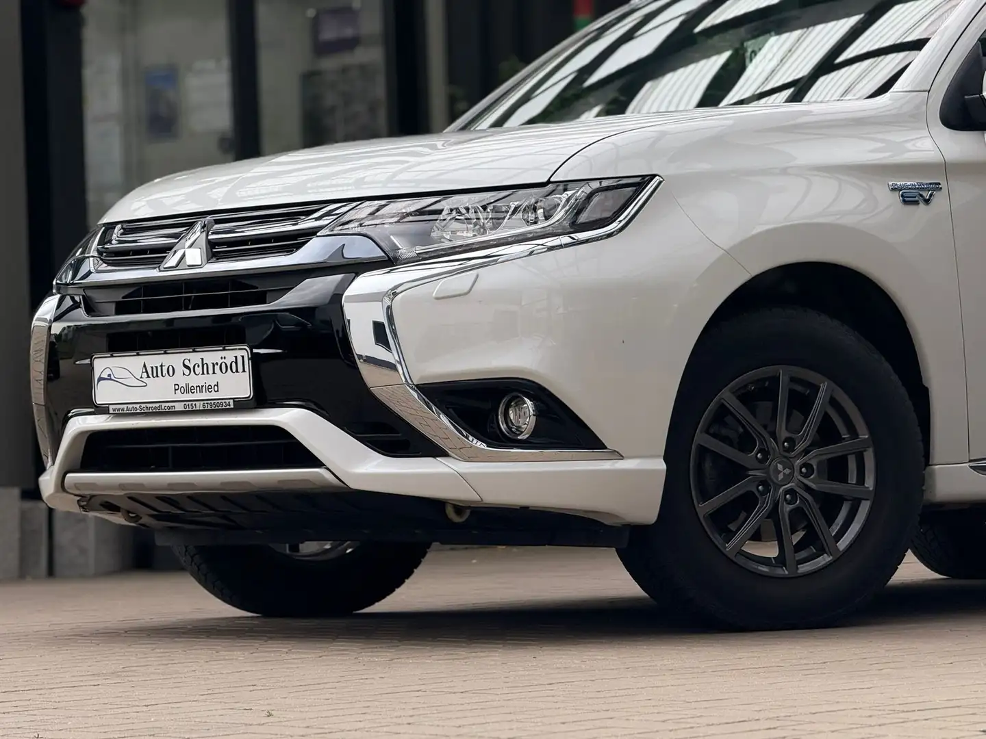 Mitsubishi Outlander Plus 2.0 MIVEC PHEV S-AWC, Standheiz,360°K, LED Wit - 2