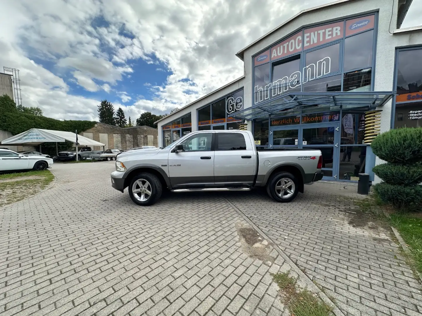 Dodge RAM 1500 5,7 HEMI 4+4 Plateado - 2