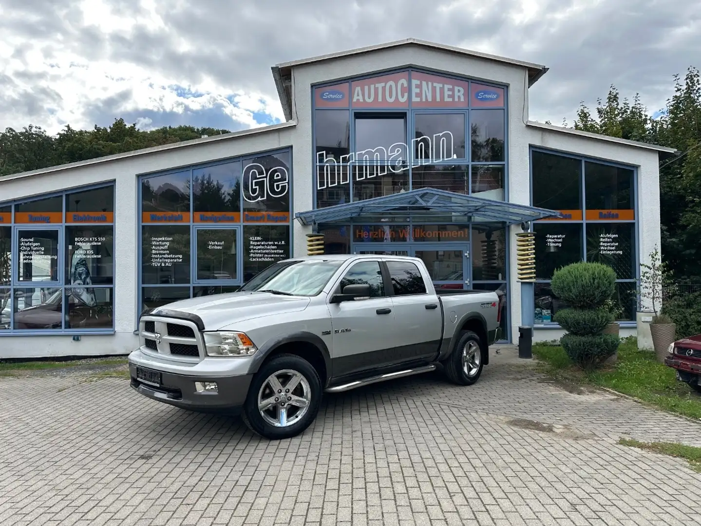 Dodge RAM 1500 5,7 HEMI 4+4 Plateado - 1