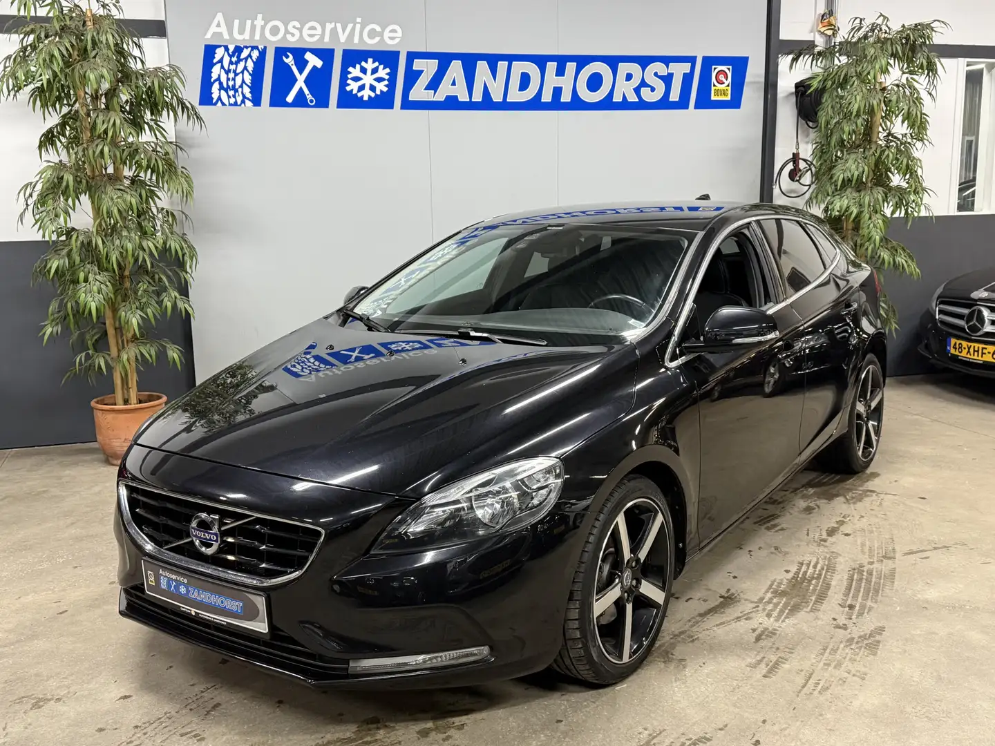 Volvo V40 1.6 T3 momentum Zwart - 1