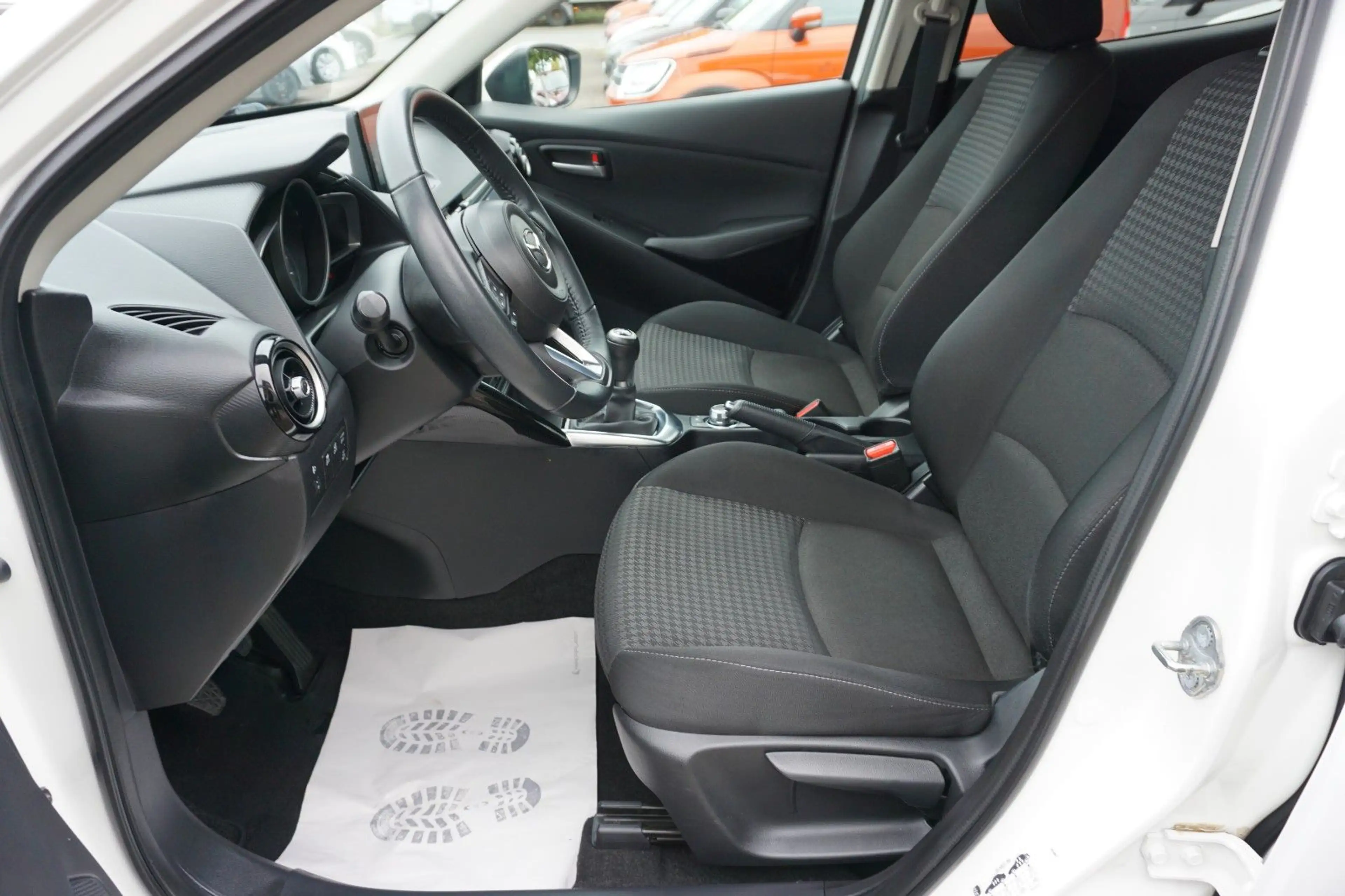 Mazda 2 Lim. Kizoku *Navi*Einparkhilfe*Sitzheizung*AHK — photo 8
