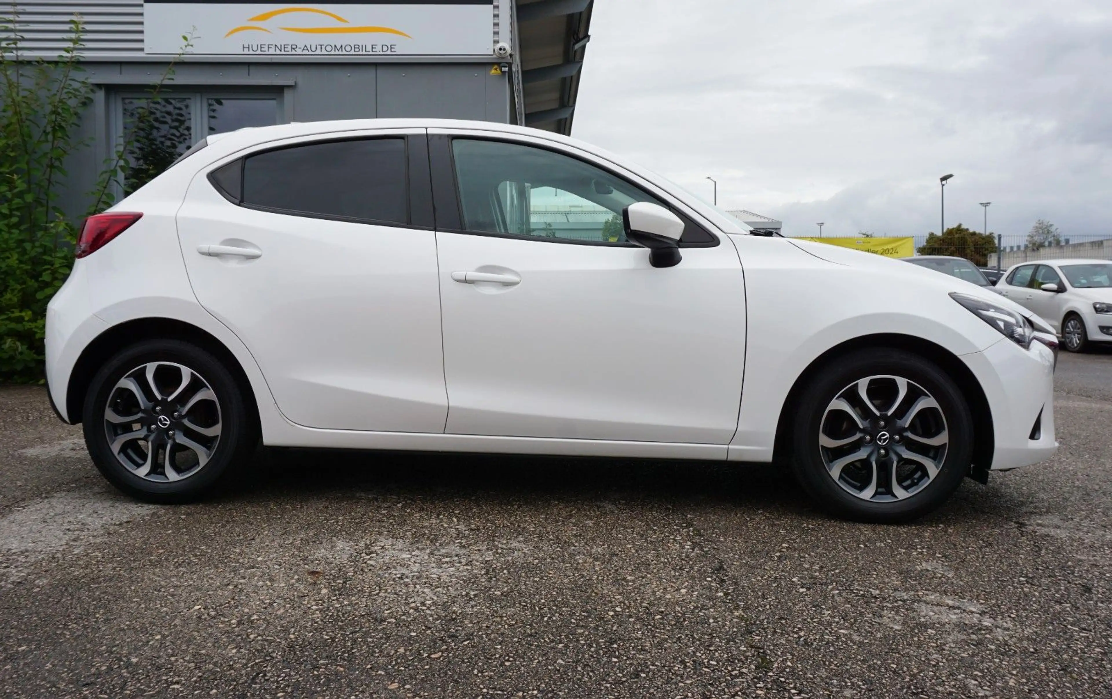 Mazda 2 Lim. Kizoku *Navi*Einparkhilfe*Sitzheizung*AHK — photo 3