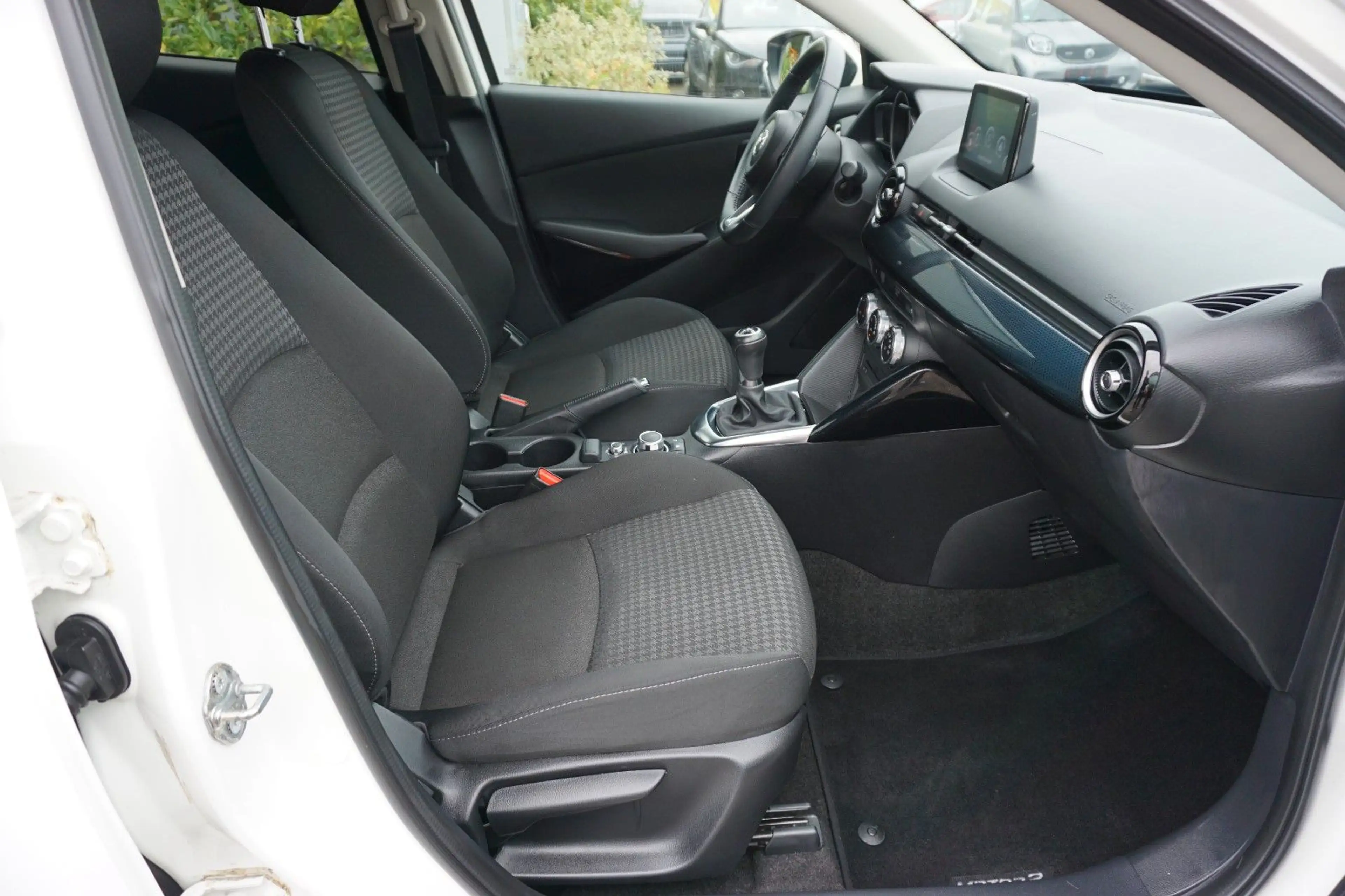 Mazda 2 Lim. Kizoku *Navi*Einparkhilfe*Sitzheizung*AHK — photo 10