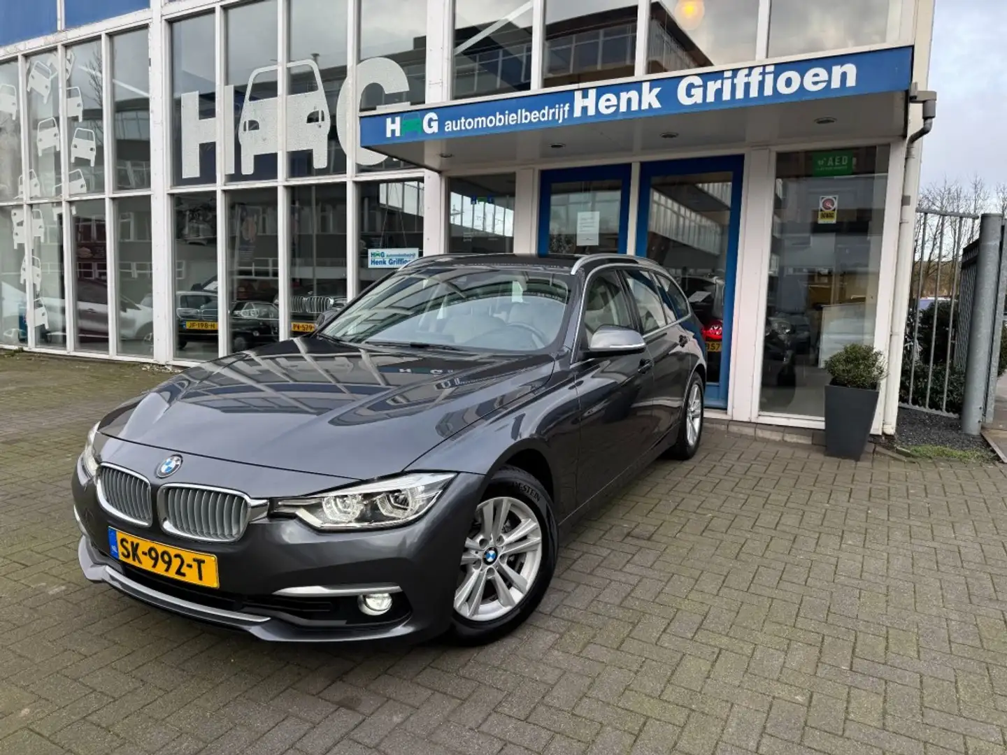 BMW 318 318i Touring Luxury Line Purity Executive I Automa Grijs - 1