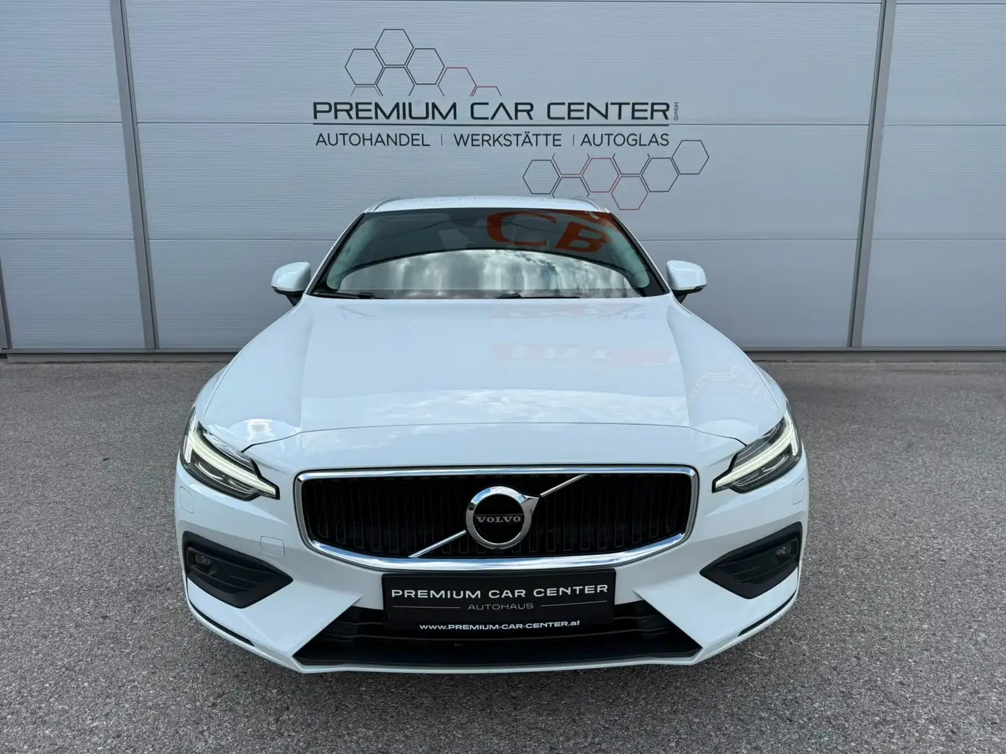 Volvo V60 2,0 B4 Momentum KAMERA / NAVI / AHV / VOLL-LED Weiß - 2