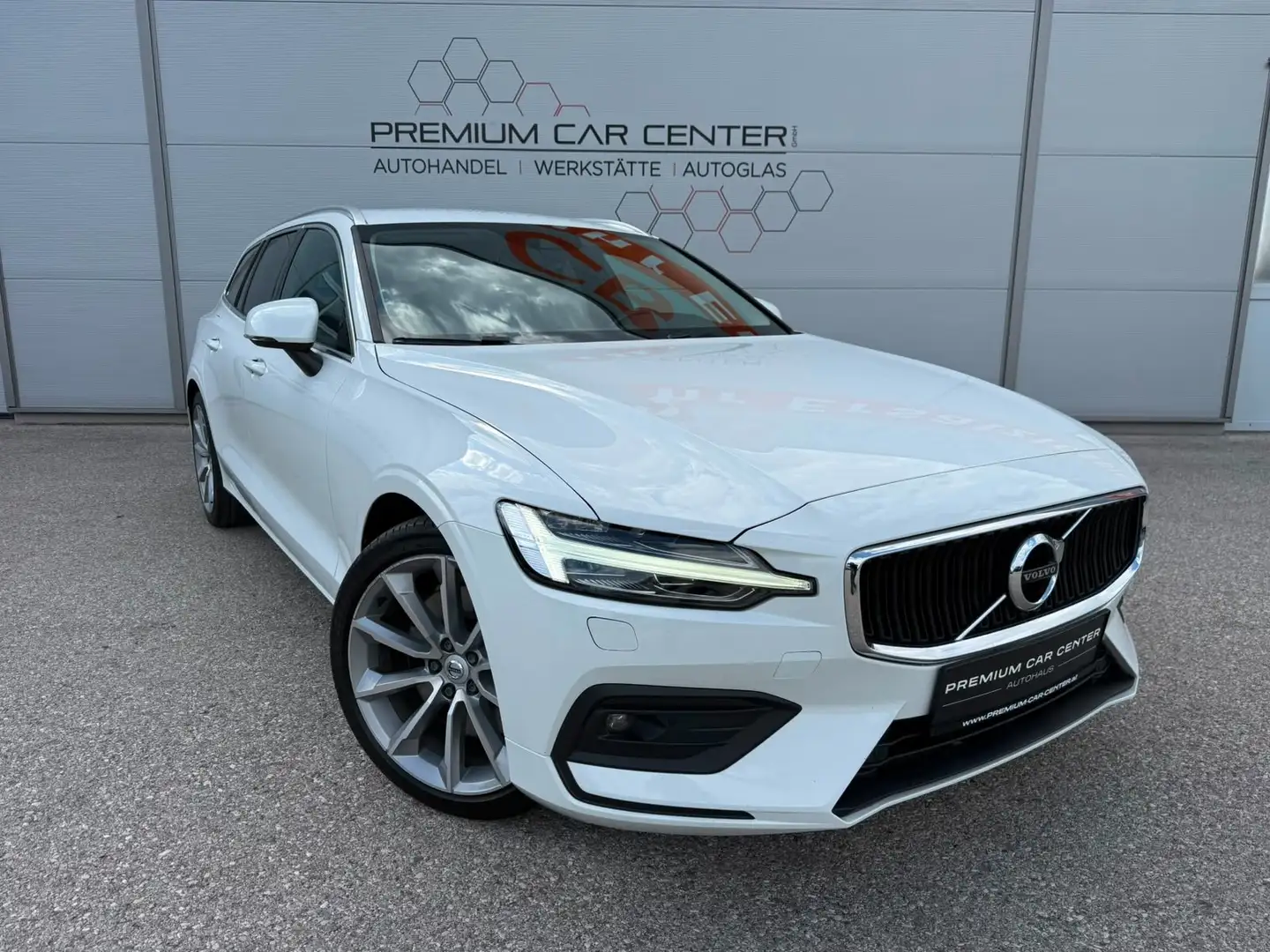 Volvo V60 2,0 B4 Momentum KAMERA / NAVI / AHV / VOLL-LED Weiß - 1