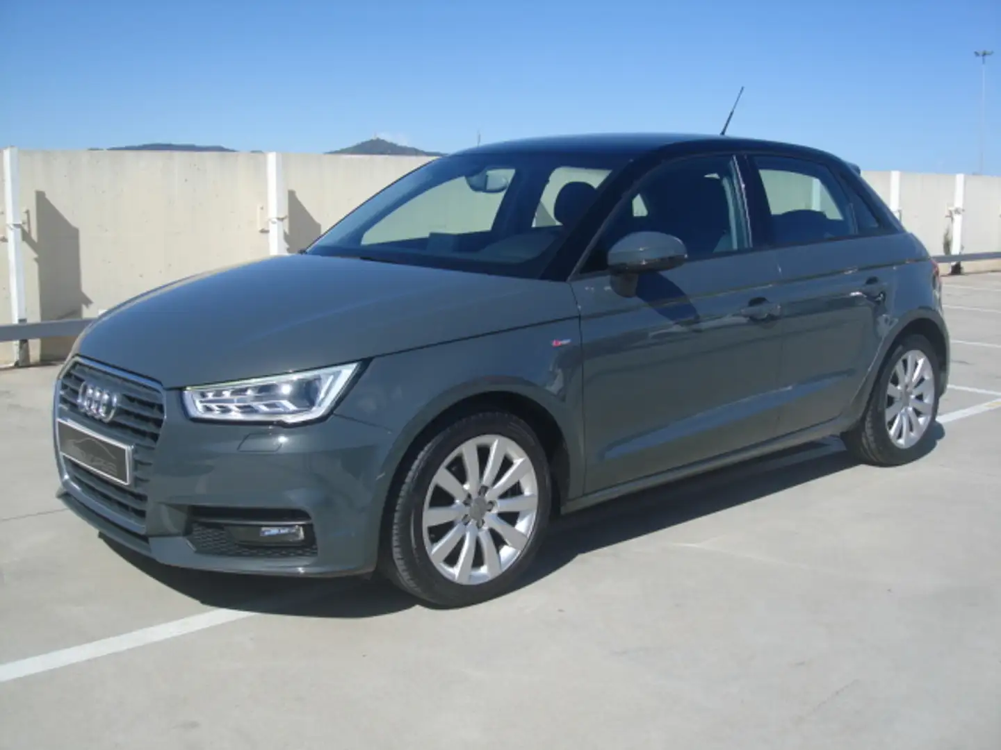 Audi A1 Sportback 1.0 TFSI Adrenalin Gris - 1