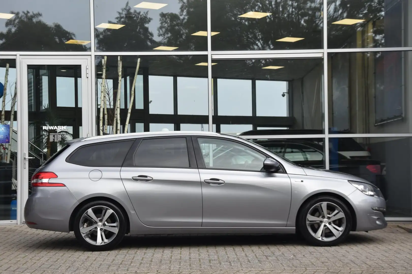 Peugeot 308 SW 1.2 PureTech Style Pano. dak Led 1ste Eigenaar Gris - 2