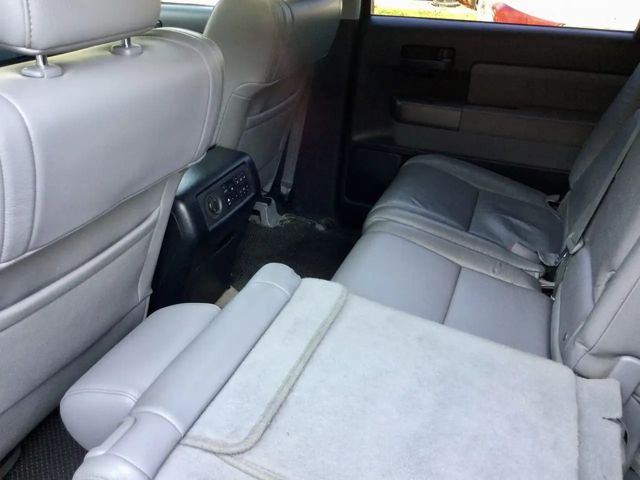 Toyota Sequoia снимка Toyota Sequoia