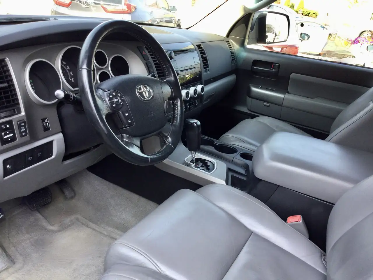 Toyota Sequoia снимка Toyota Sequoia
