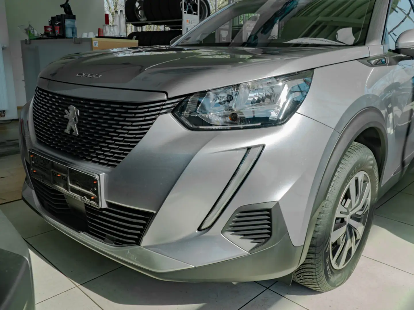 Peugeot e-2008 Gris - 2