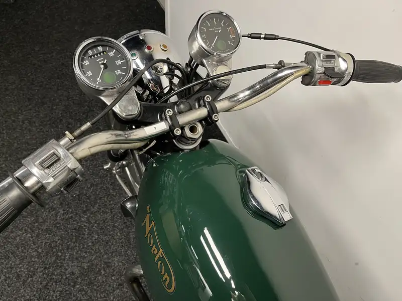 Norton Fastback - foto 2