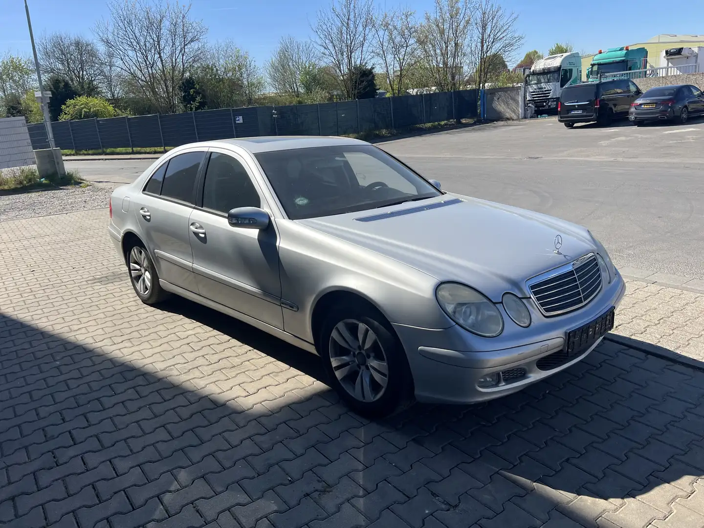 Mercedes-Benz E 220 CDI ,Schalter,NaviComand Schiebedach,Alufelgen, Silber - 1