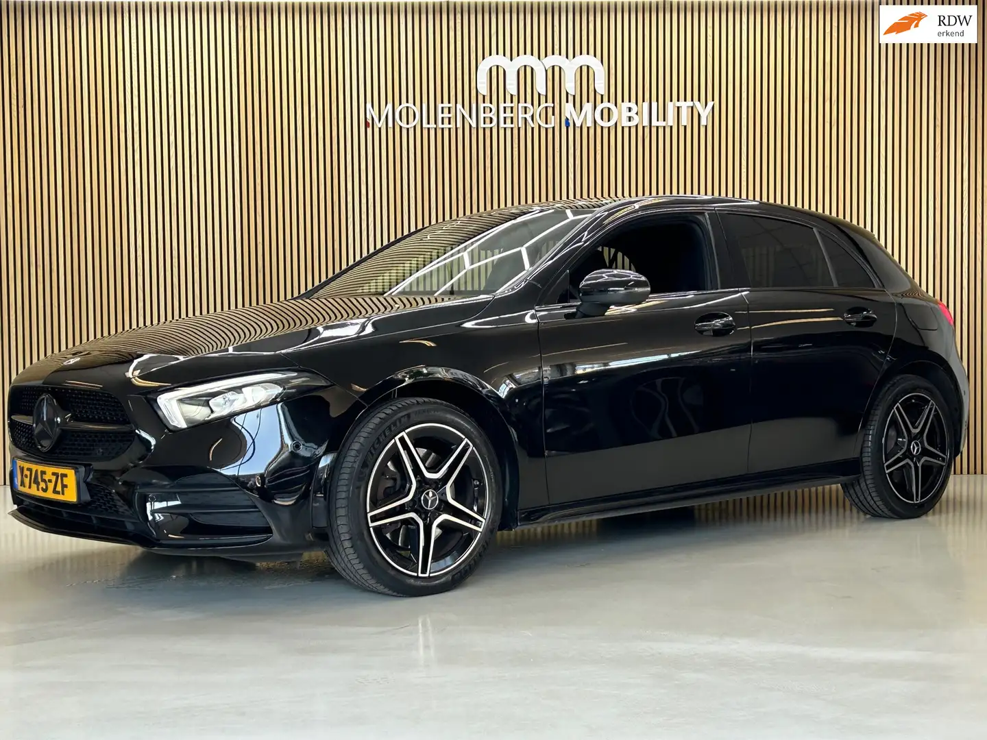Mercedes-Benz A 250 e Business Solution AMG Limited Zwart - 1