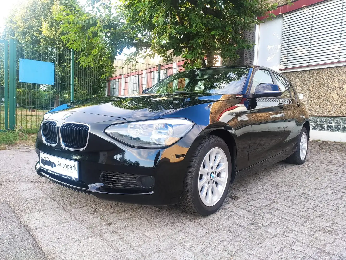 BMW 114 114 i Schwarz - 2