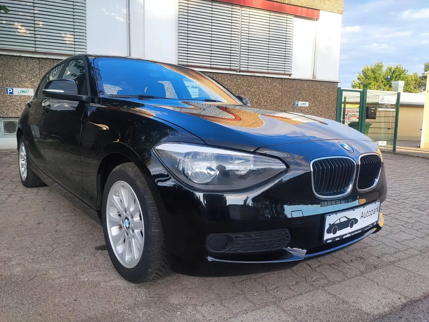 BMW 114 114 i Schwarz - 1