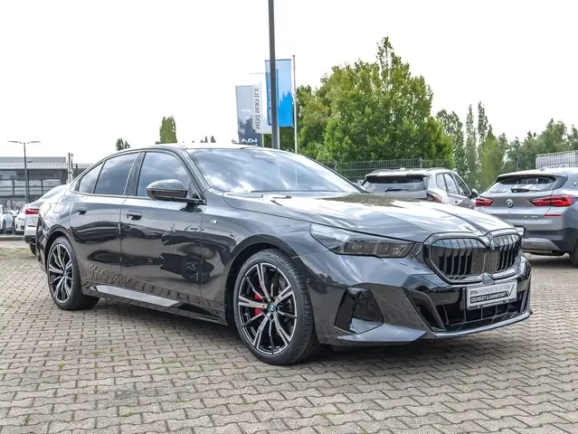 BMW 5 Series view 6