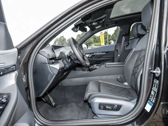 BMW 5 Series view 5