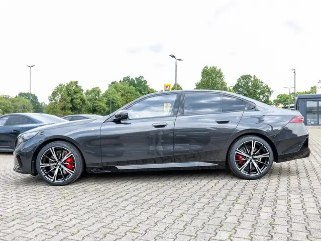 BMW 5 Series view 9