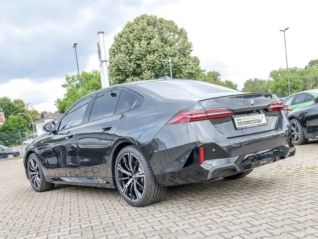 BMW 5 Series view 7