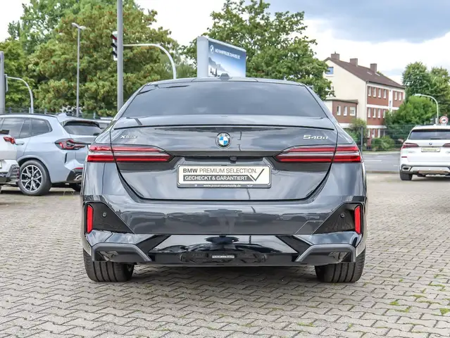 BMW 5 Series view 11