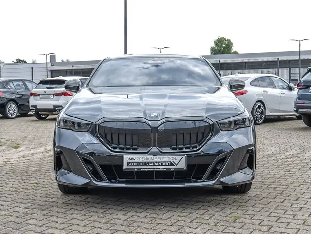 BMW 5 Series view 8