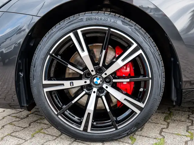 BMW 5 Series view 4