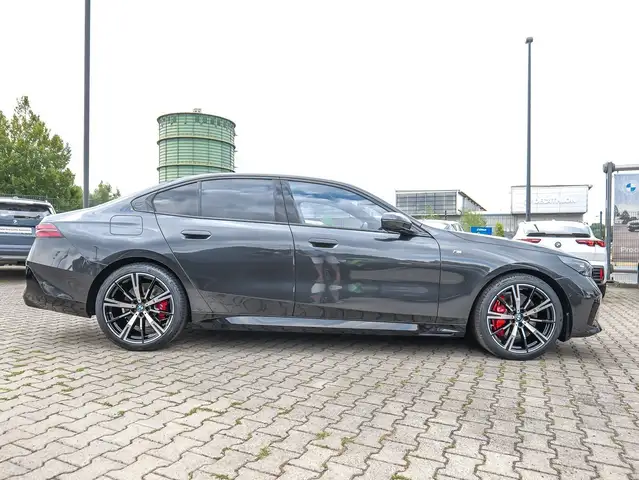 BMW 5 Series view 10