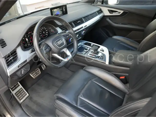 Audi Q7 view 5