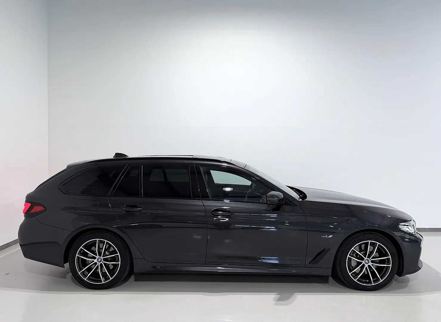 BMW 530 e xDrive G31 LCI Aut/M-Sport/Panorama/AHK/H&K/L... Grau - 2