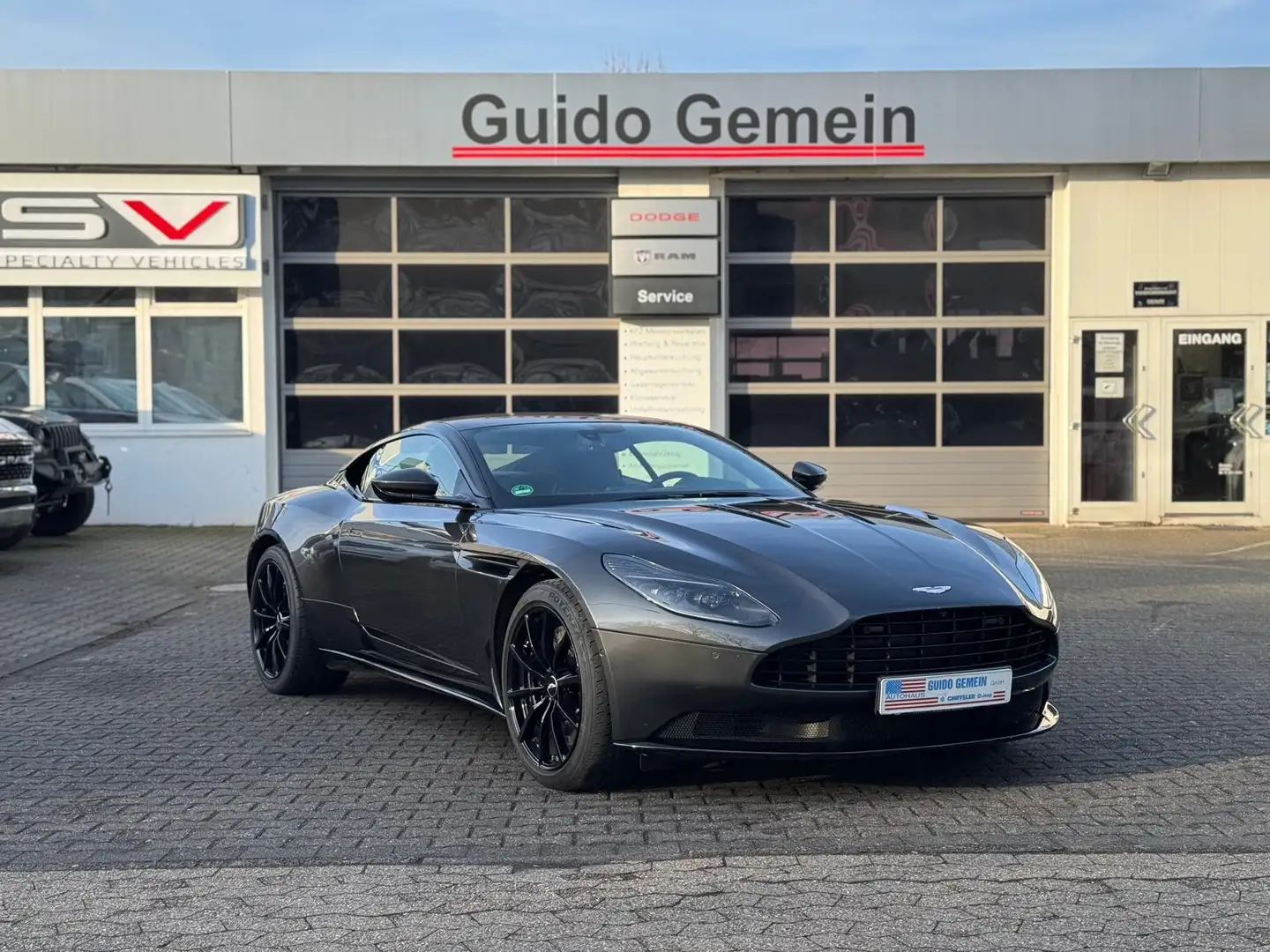 Aston Martin DB11 V12 AMR 1. Hand , 8-fach bereift Gris - 1