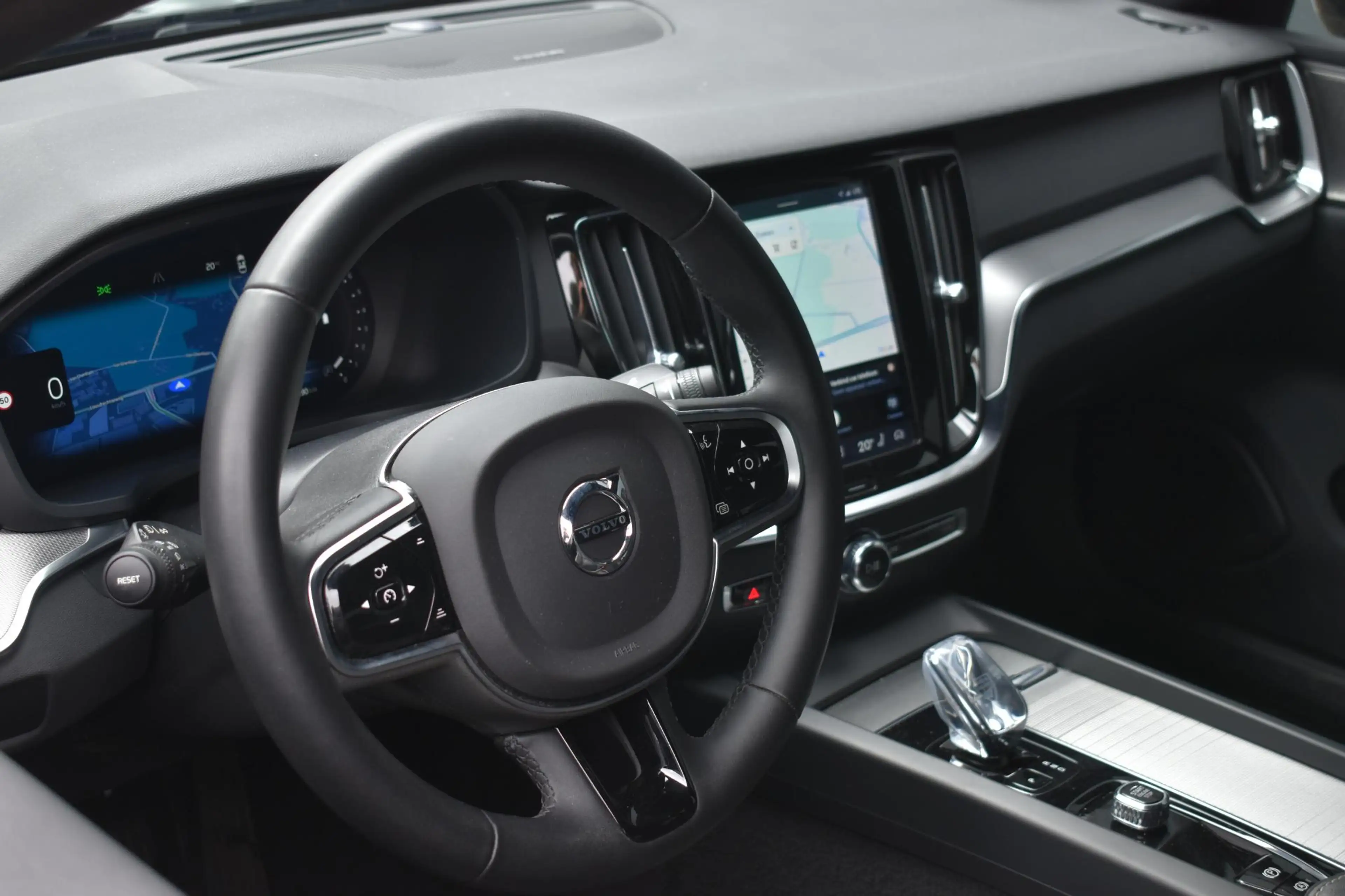 Volvo S60 B4 Plus Dark | Harman Kardon Premium Sound | 20'' — photo 3