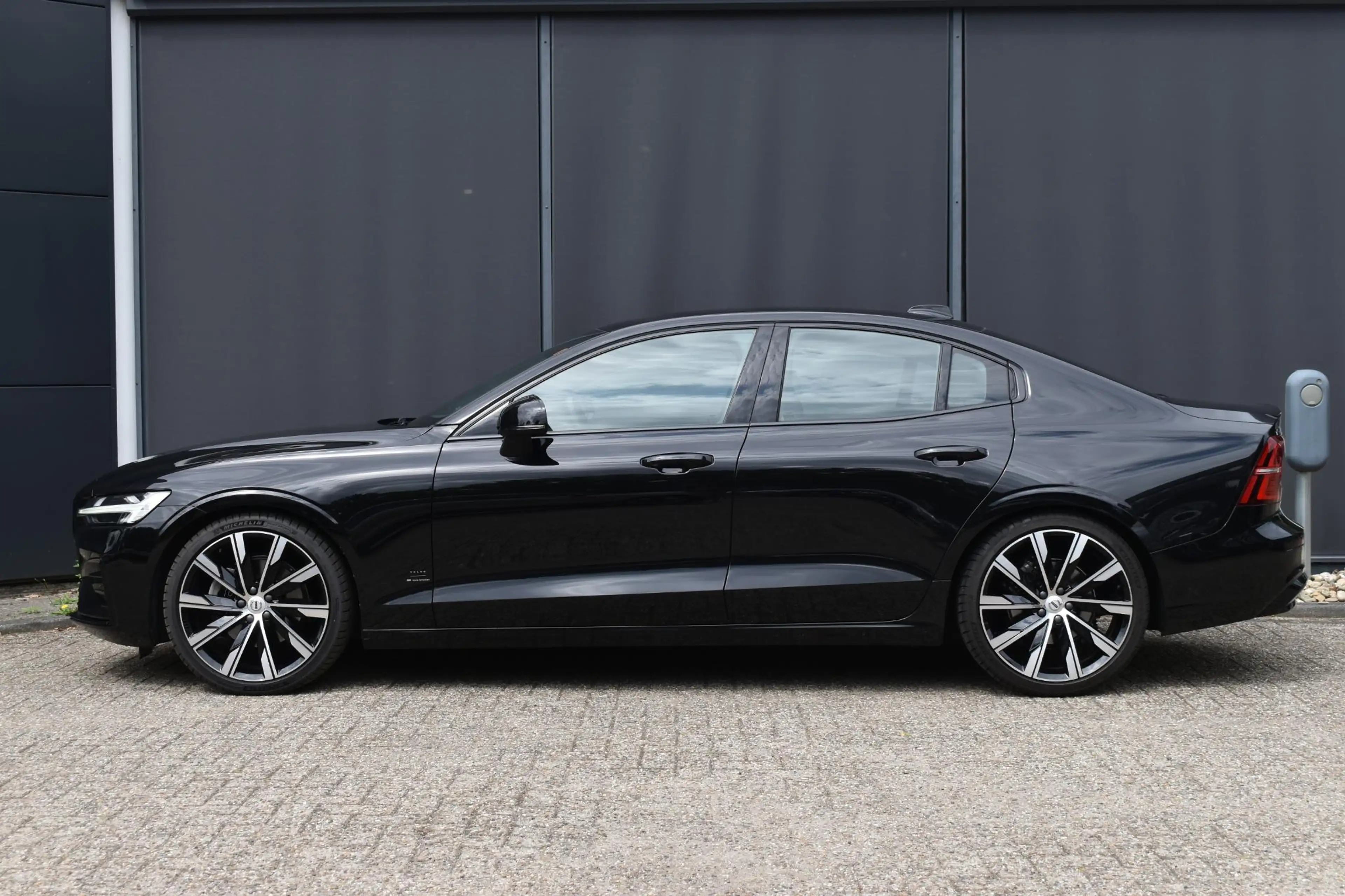 Volvo S60 B4 Plus Dark | Harman Kardon Premium Sound | 20'' — photo 7