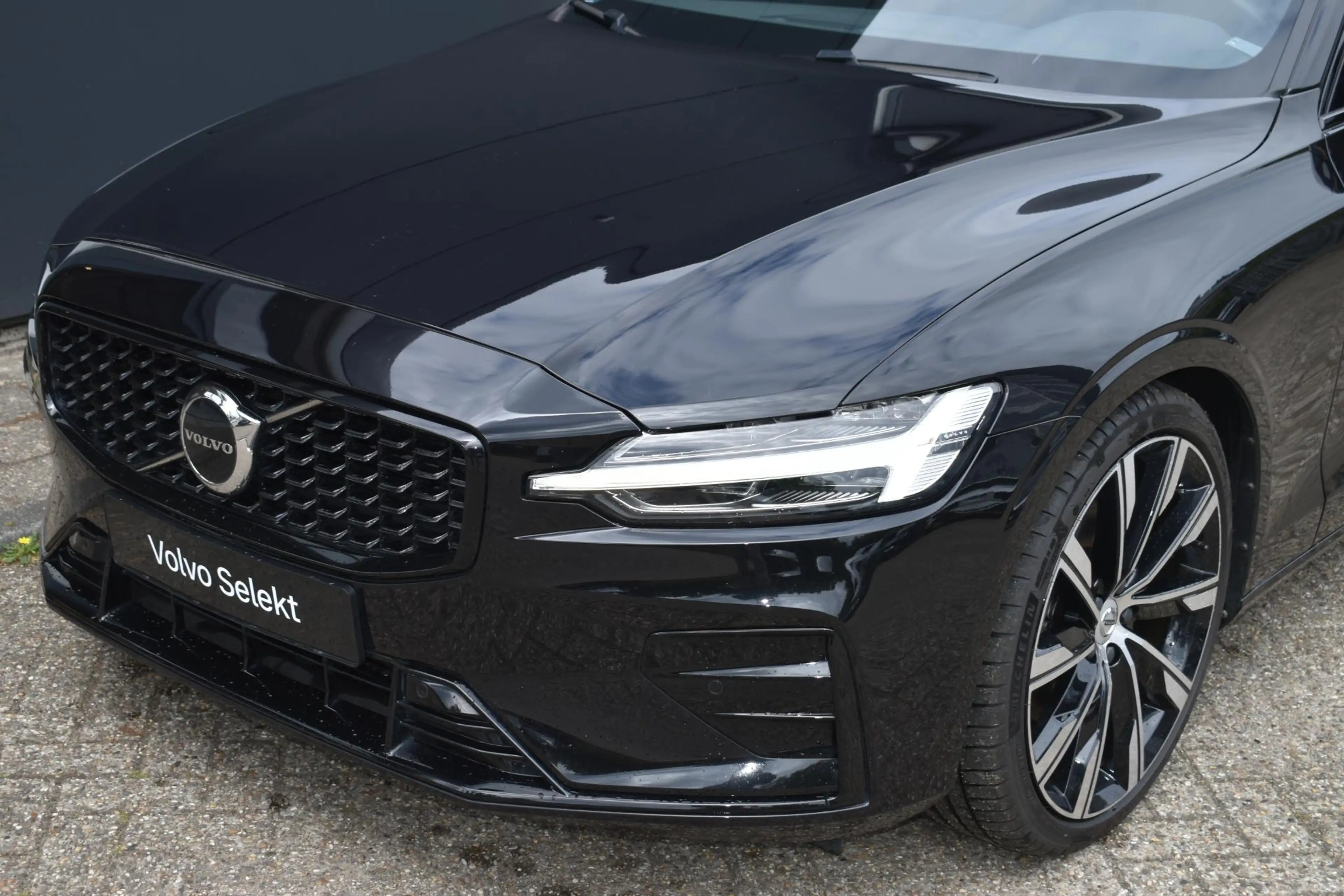 Volvo S60 B4 Plus Dark | Harman Kardon Premium Sound | 20'' — photo 6