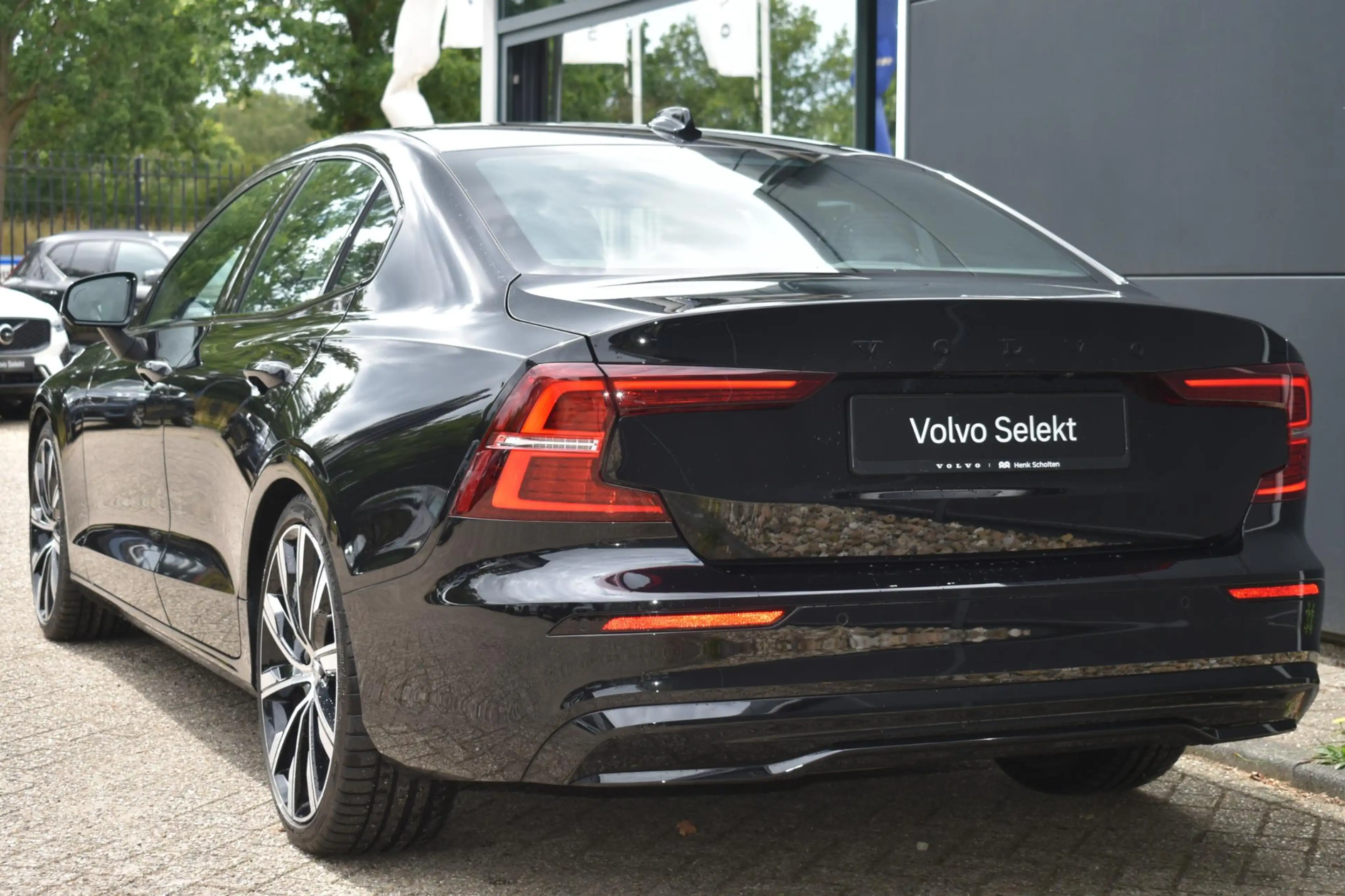 Volvo S60 B4 Plus Dark | Harman Kardon Premium Sound | 20'' — photo 2