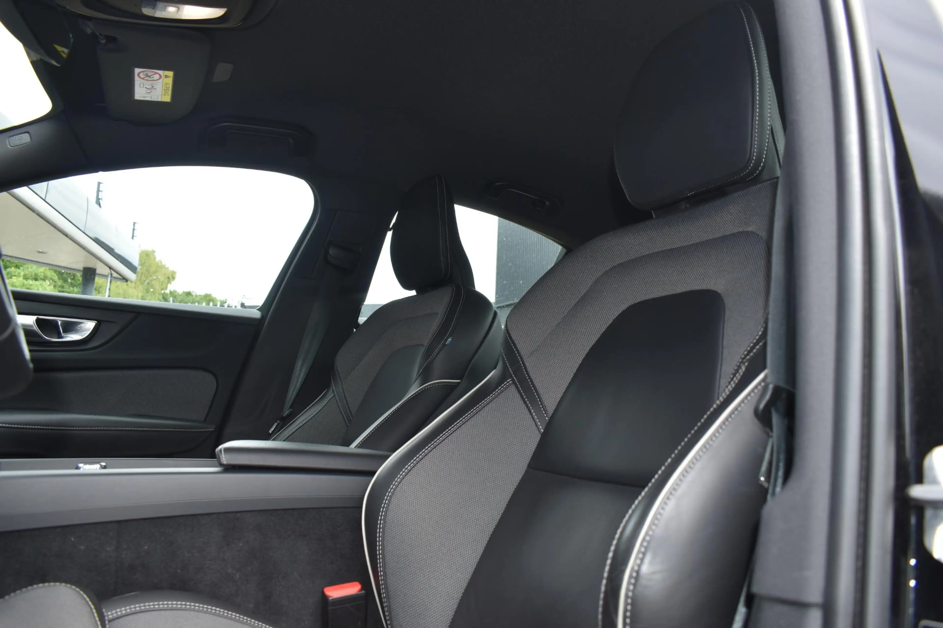 Volvo S60 B4 Plus Dark | Harman Kardon Premium Sound | 20'' — photo 14