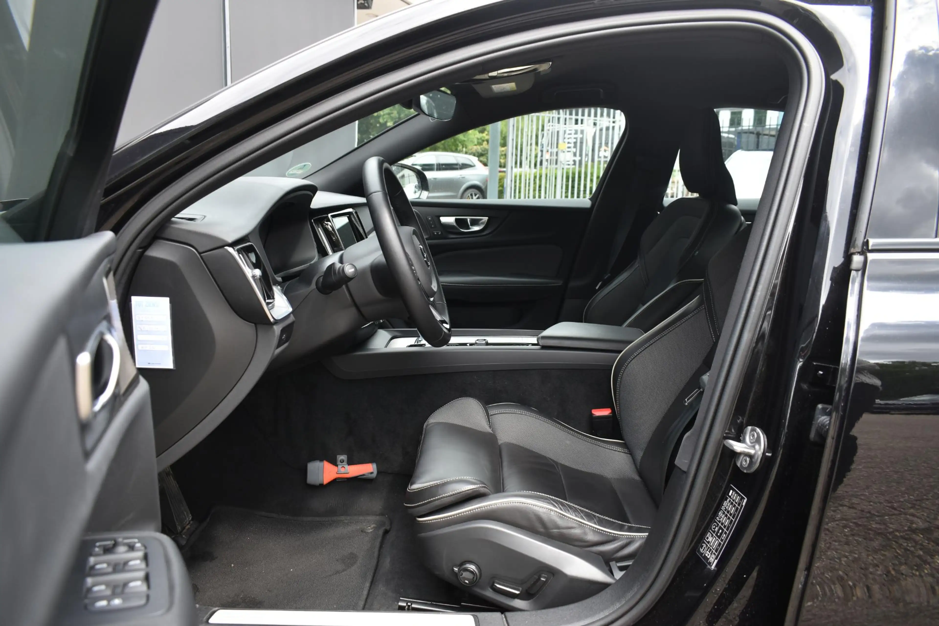 Volvo S60 B4 Plus Dark | Harman Kardon Premium Sound | 20'' — photo 12