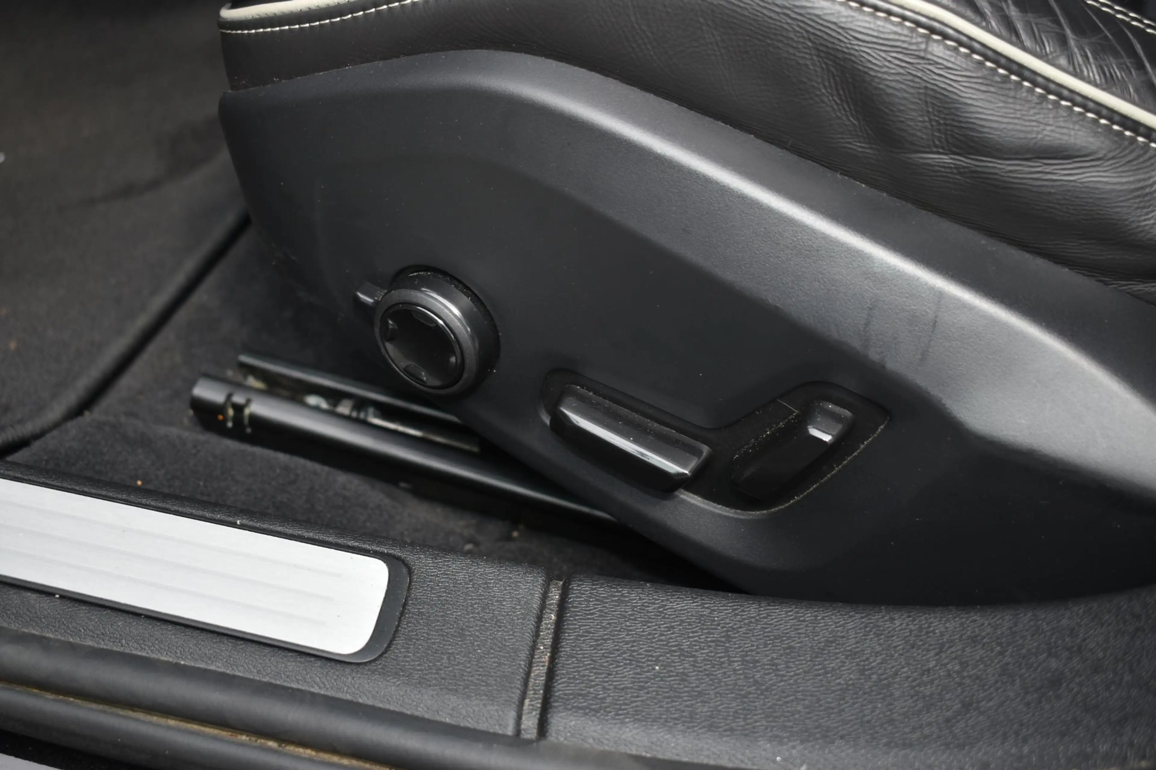 Volvo S60 B4 Plus Dark | Harman Kardon Premium Sound | 20'' — photo 13