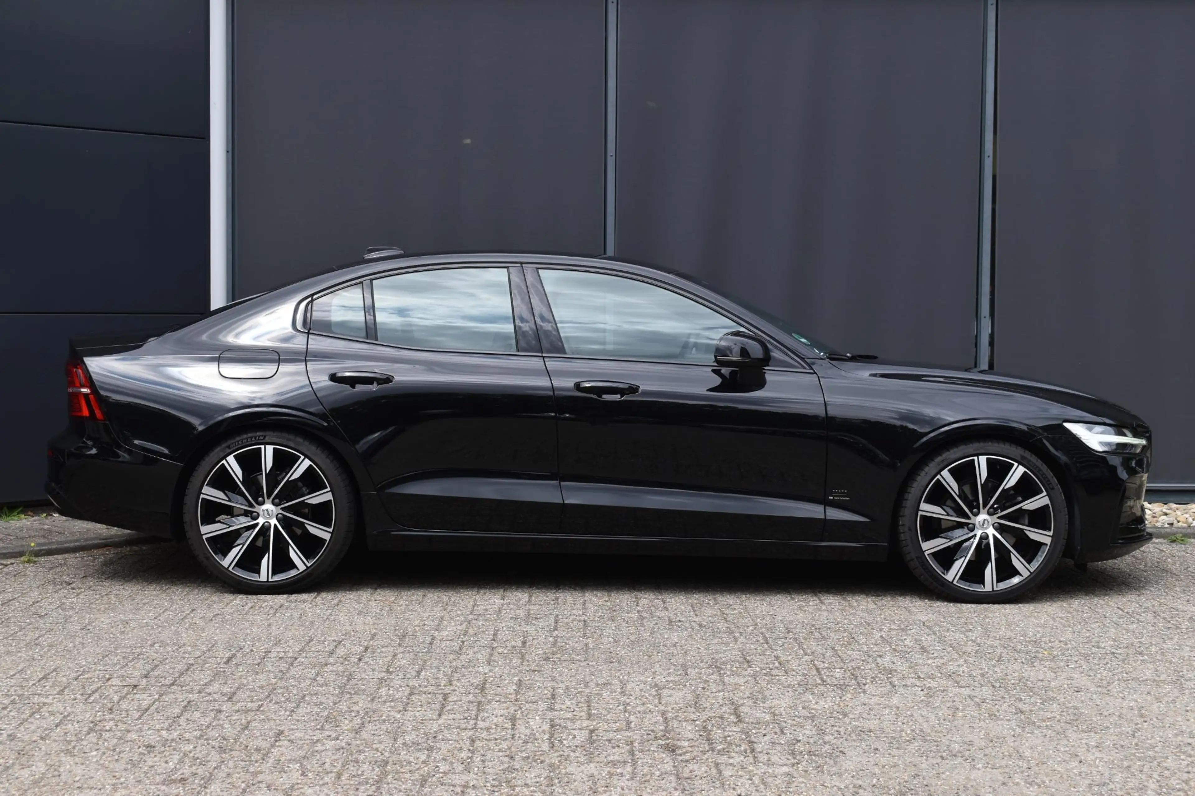 Volvo S60 B4 Plus Dark | Harman Kardon Premium Sound | 20'' — photo 10