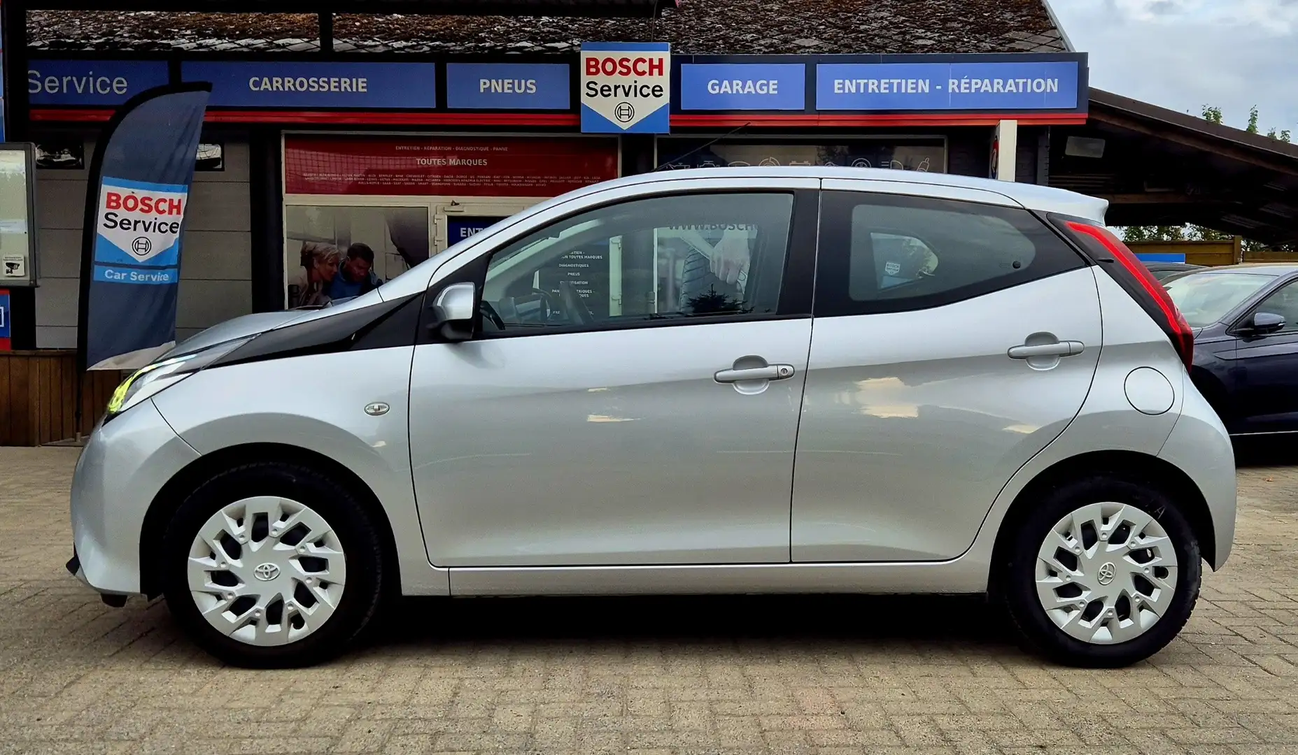 Toyota Aygo Aygo 1.0i VVT-i x-play II AUTOMATIQUE Grau - 2