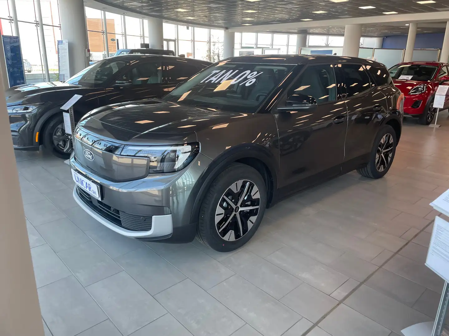 Ford Explorer EXTENDED RANGE 79KWH/204CV AUT.600KM Šedá - 1