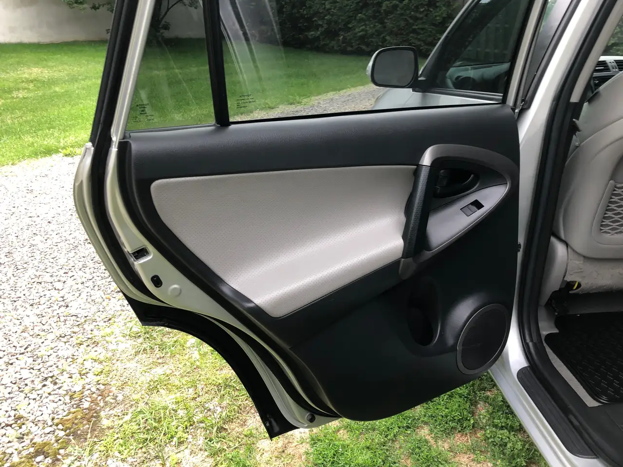 Toyota RAV 4 photo Toyota RAV 4