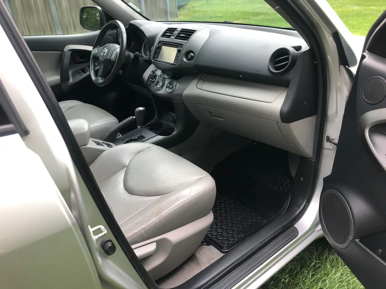 Toyota RAV 4 photo Toyota RAV 4