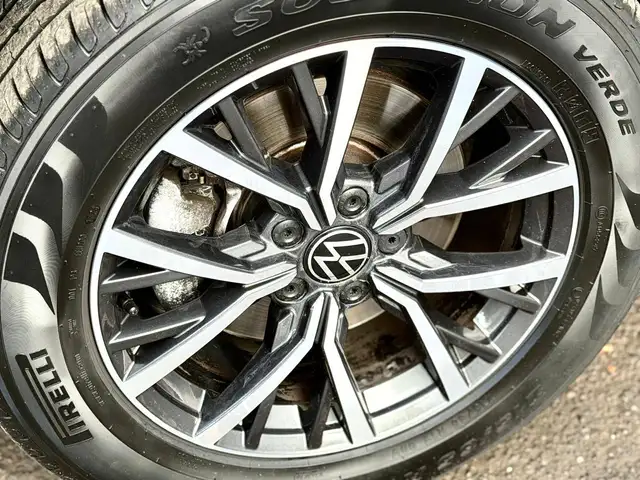 Volkswagen Tiguan view 4