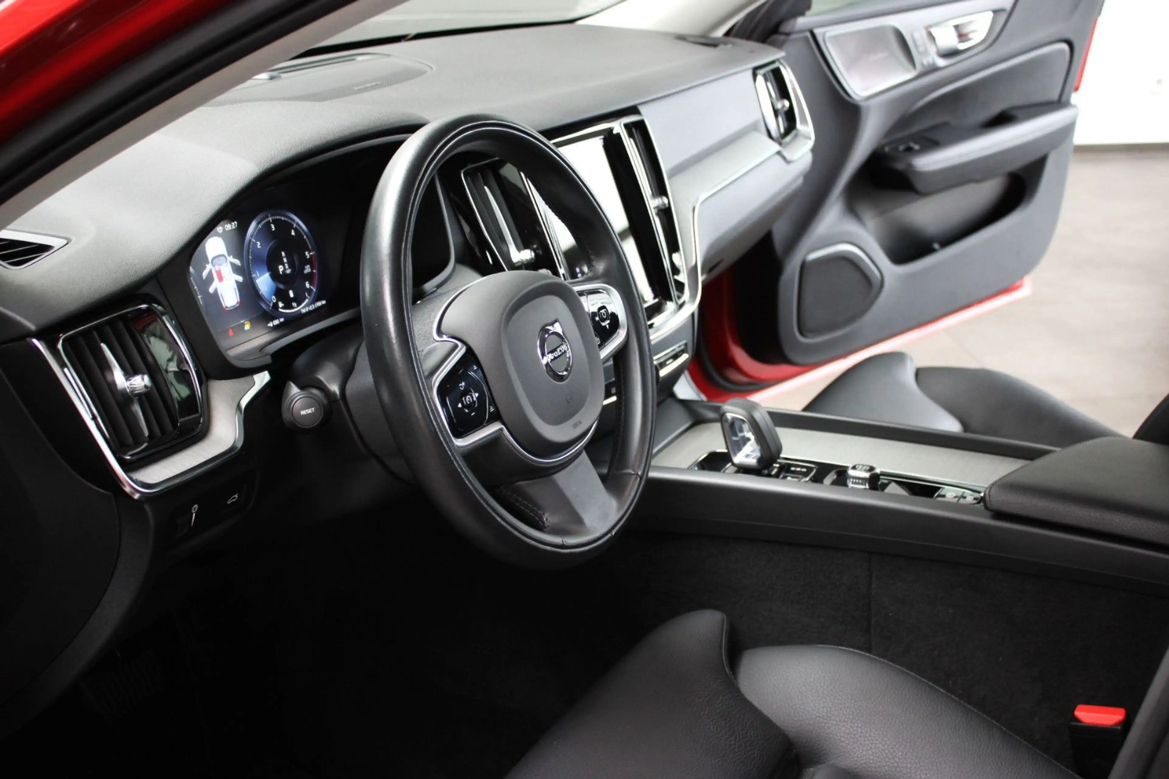 Volvo V60 Cross Country V60 CROSS COUNTRY 2.0 B4 D AWD MOMENTUM PRO! — photo 2